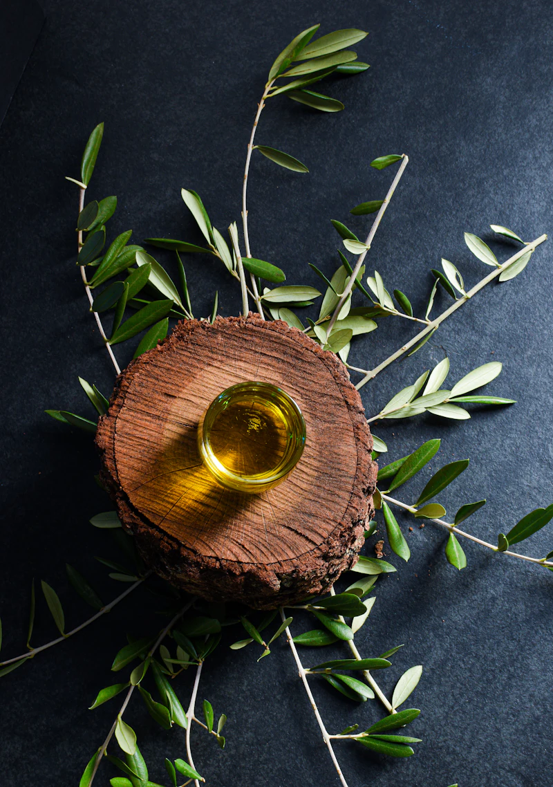 Aceite en frasco con ramas de olivo