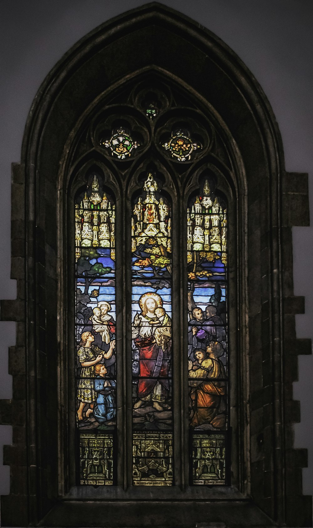 Interior de la catedral en negro y marrón