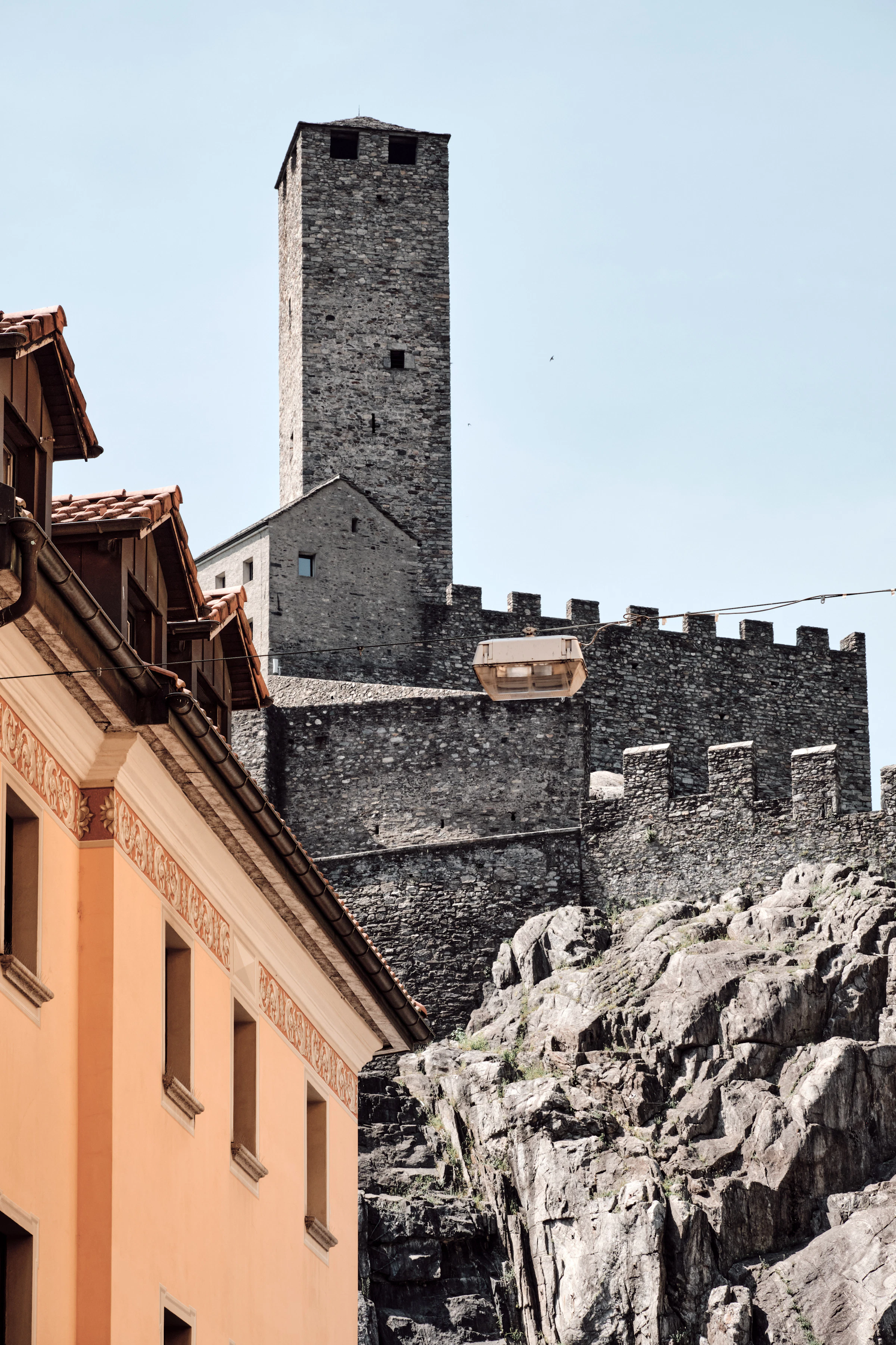 La torre di Castelgrande a Bellinzona sotto un cielo azzurro