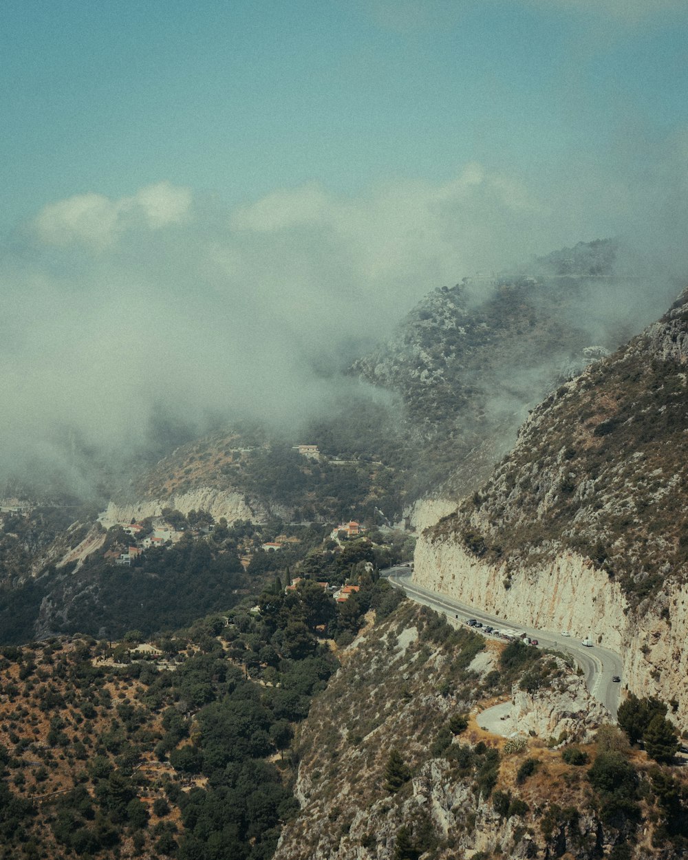 Vista aérea de la montaña con nubes durante el día