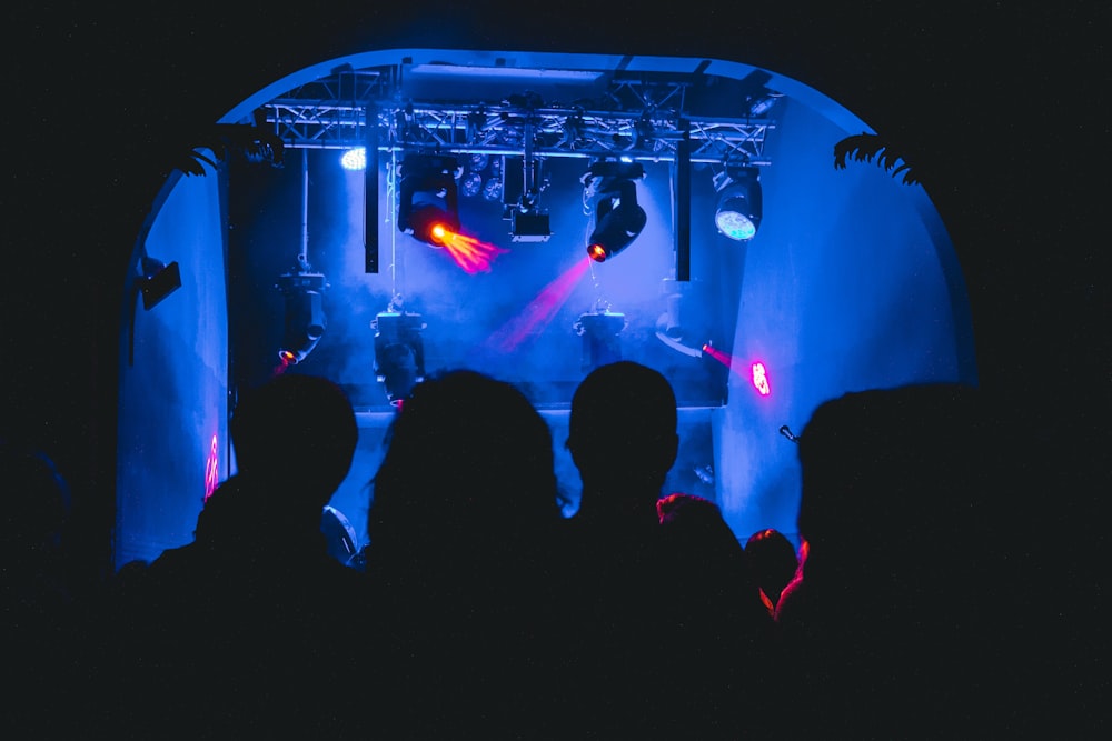 les gens qui regardent le concert pendant la nuit