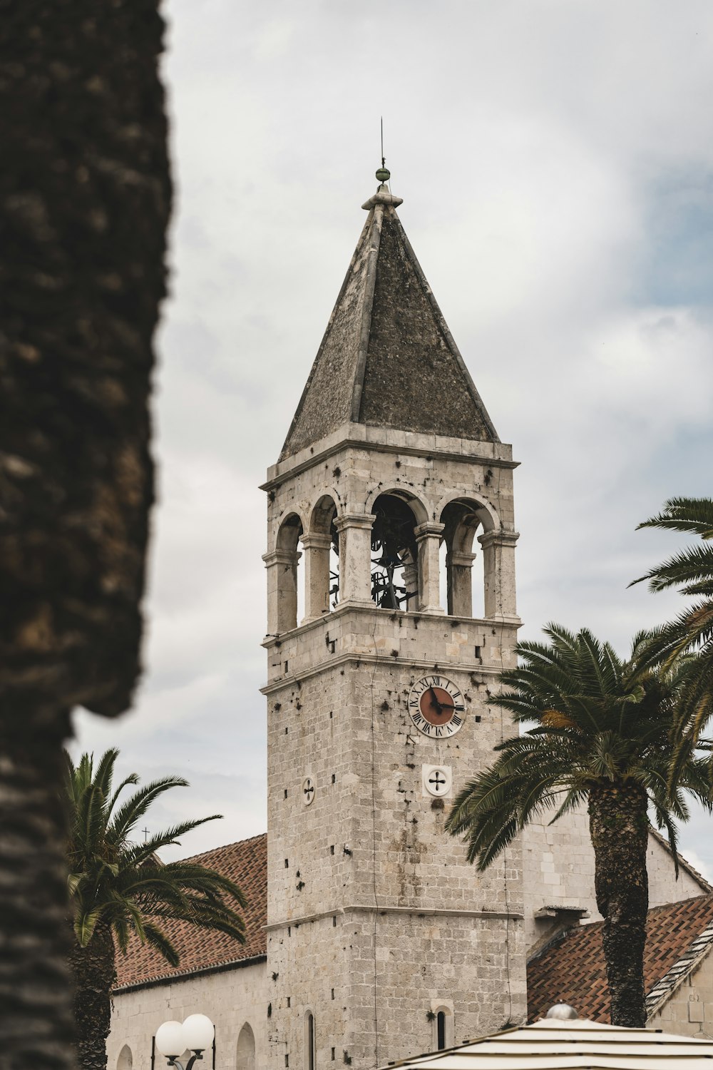 igreja de concreto marrom e branco