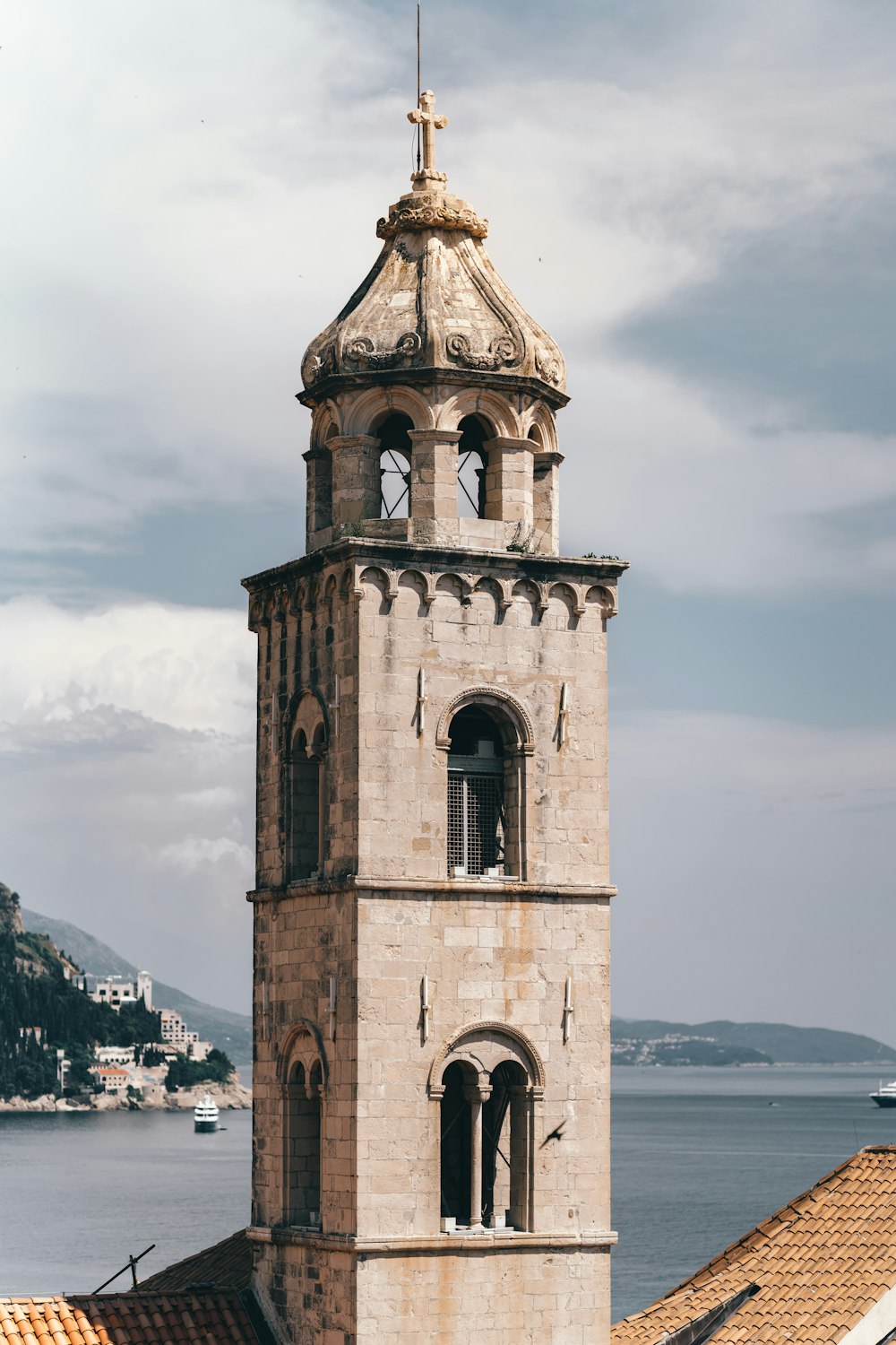 église en béton brun sous des nuages blancs pendant la journée