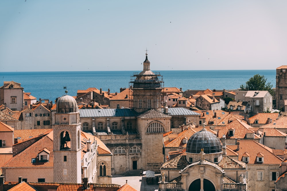 edificio in cemento marrone e bianco vicino allo specchio d'acqua durante il giorno