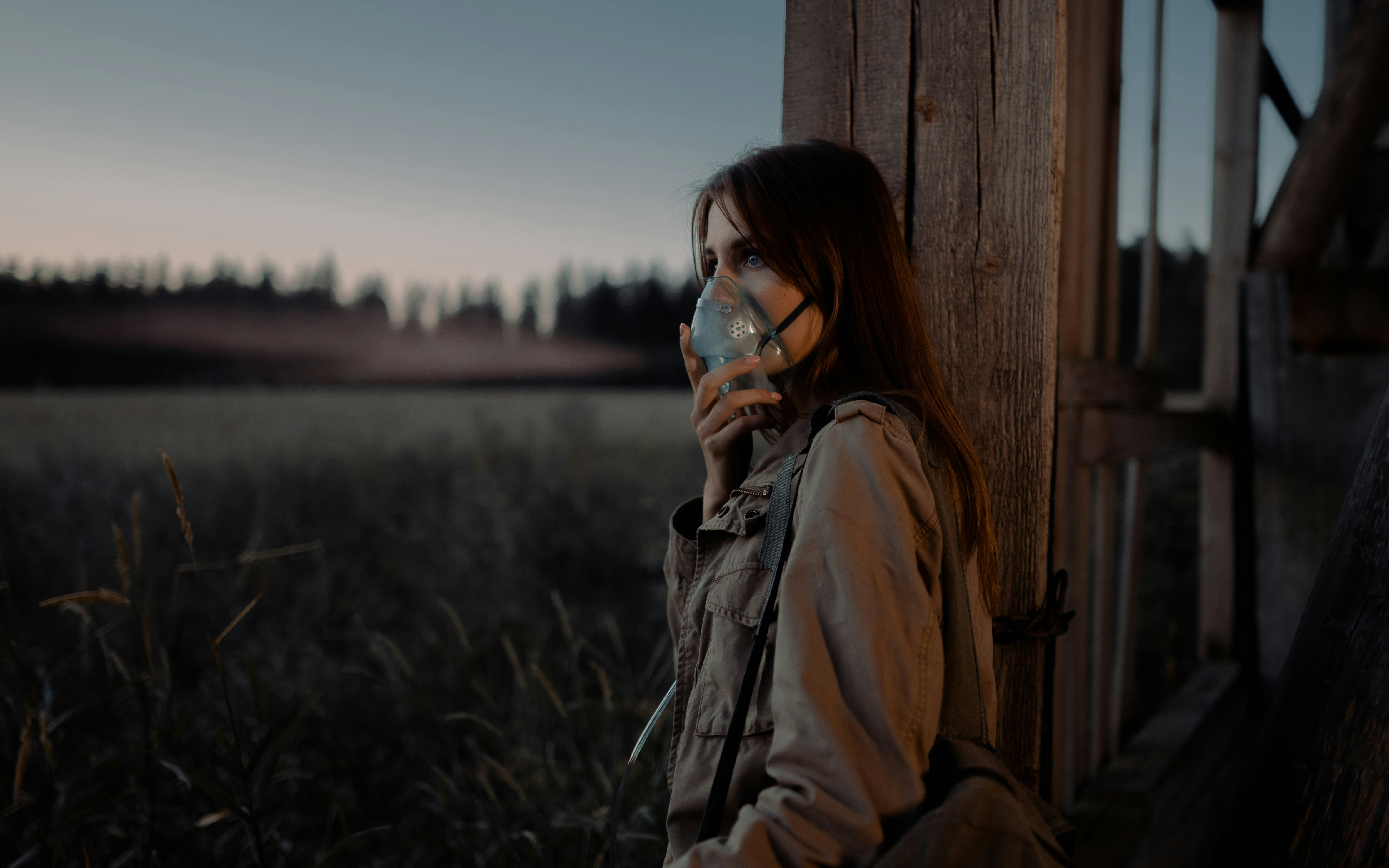 Frau in brauner Jacke mit schwarzer Sonnenbrille
