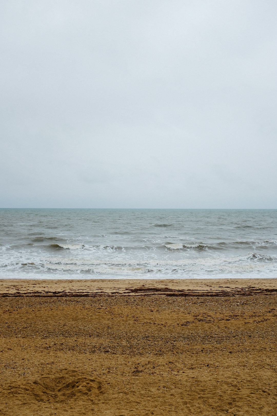 sea waves crashing on shore during daytime