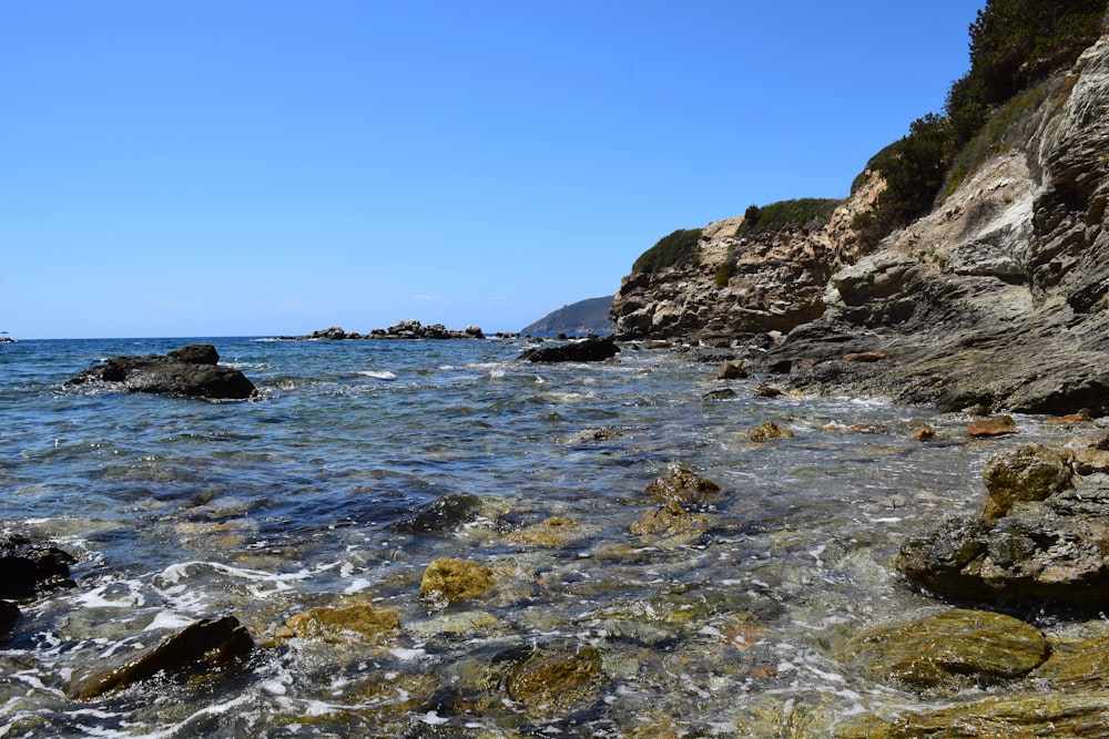 Rivage rocheux sous un ciel bleu pendant la journée