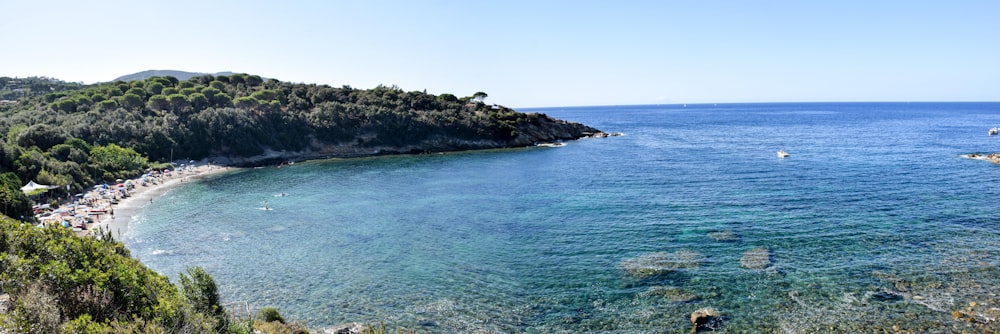 Île verte et brune sur la mer bleue sous le ciel bleu pendant la journée