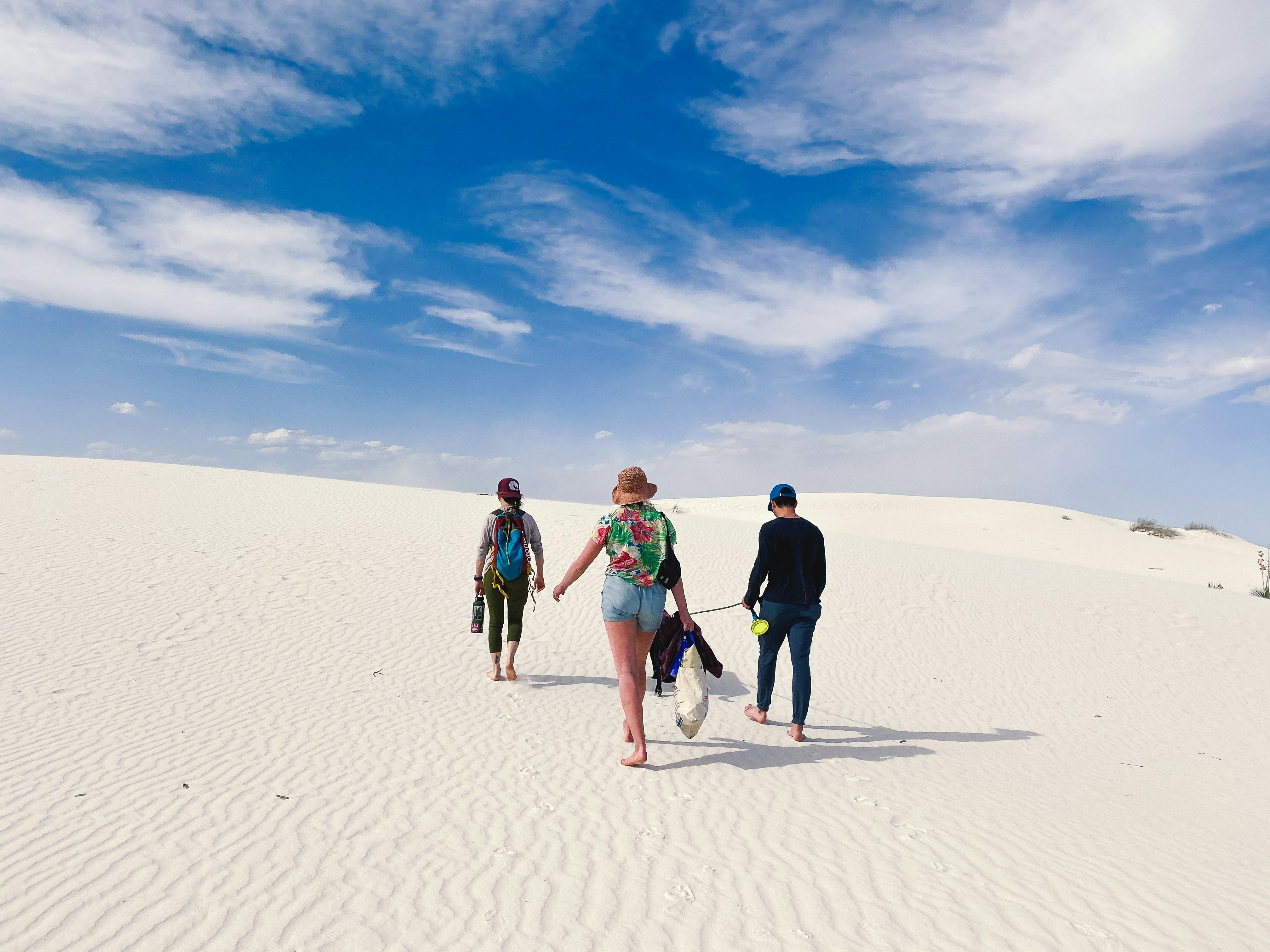 gündüz vakti kumda yürüyen üç kadın