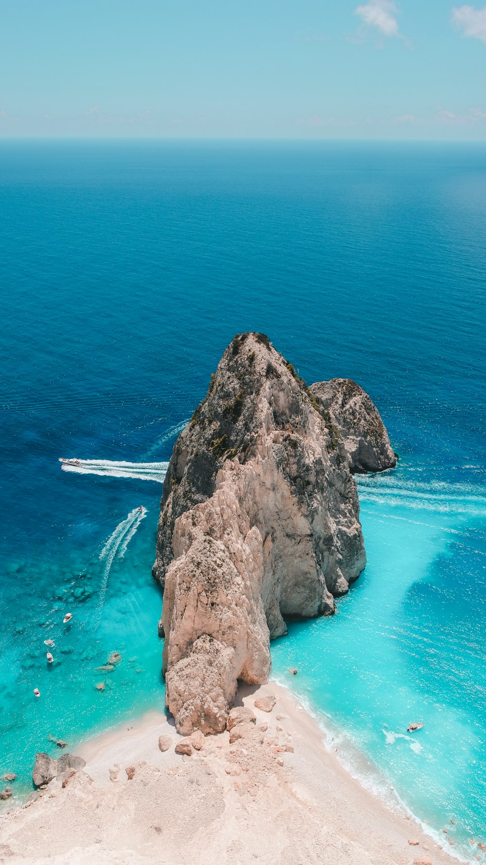 Formación de rocas marrones en el cuerpo de agua durante el día