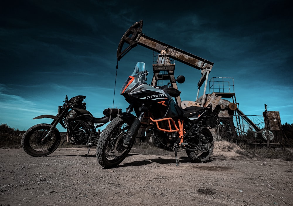 schwarz-orangefarbenes Motorrad in der Nähe eines braunen Holzgebäudes