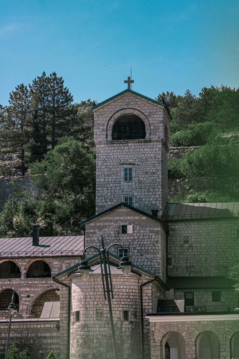 église en béton brun et gris