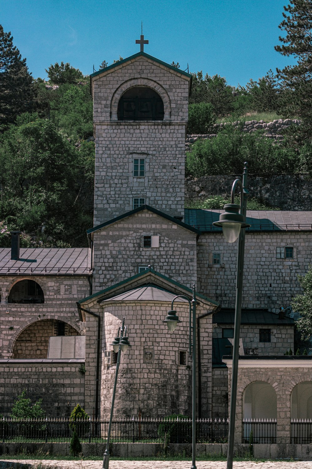 edificio in mattoni marroni vicino agli alberi verdi durante il giorno