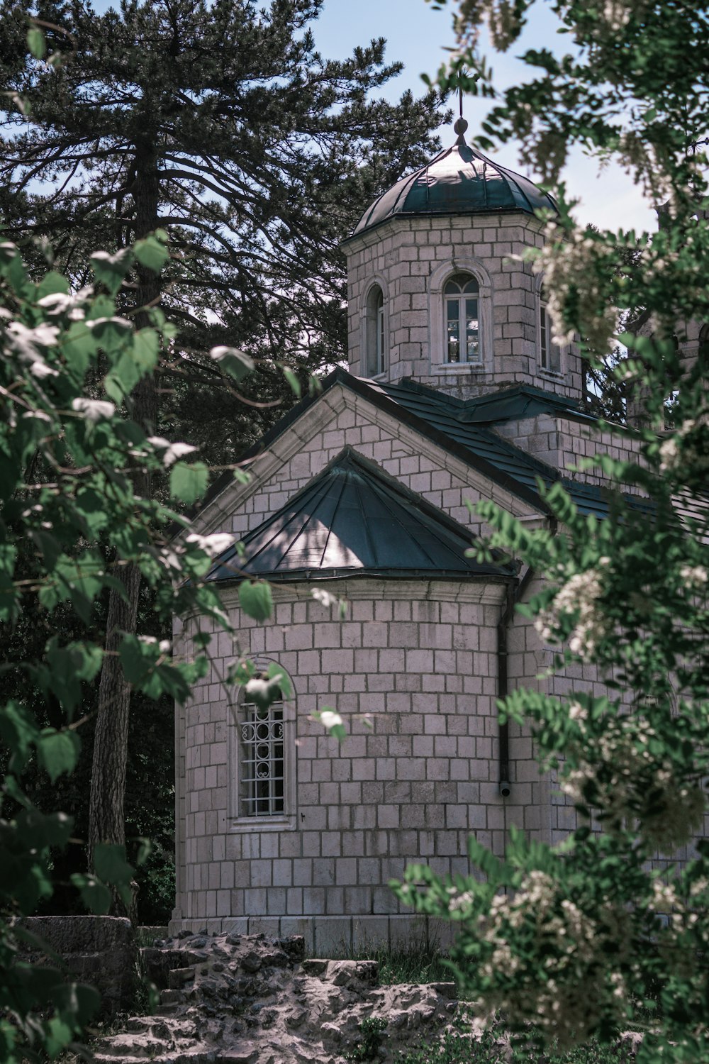 Bâtiment en béton blanc et bleu