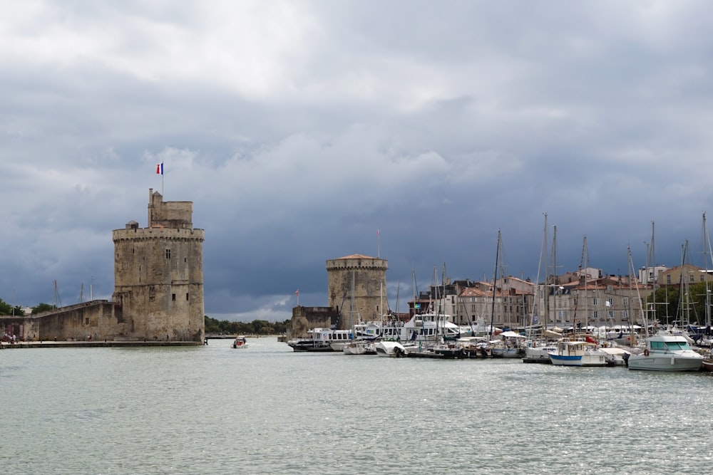 Bâtiment en béton brun près d’un plan d’eau pendant la journée