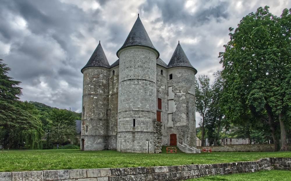 Bâtiment en béton gris sous un ciel nuageux gris