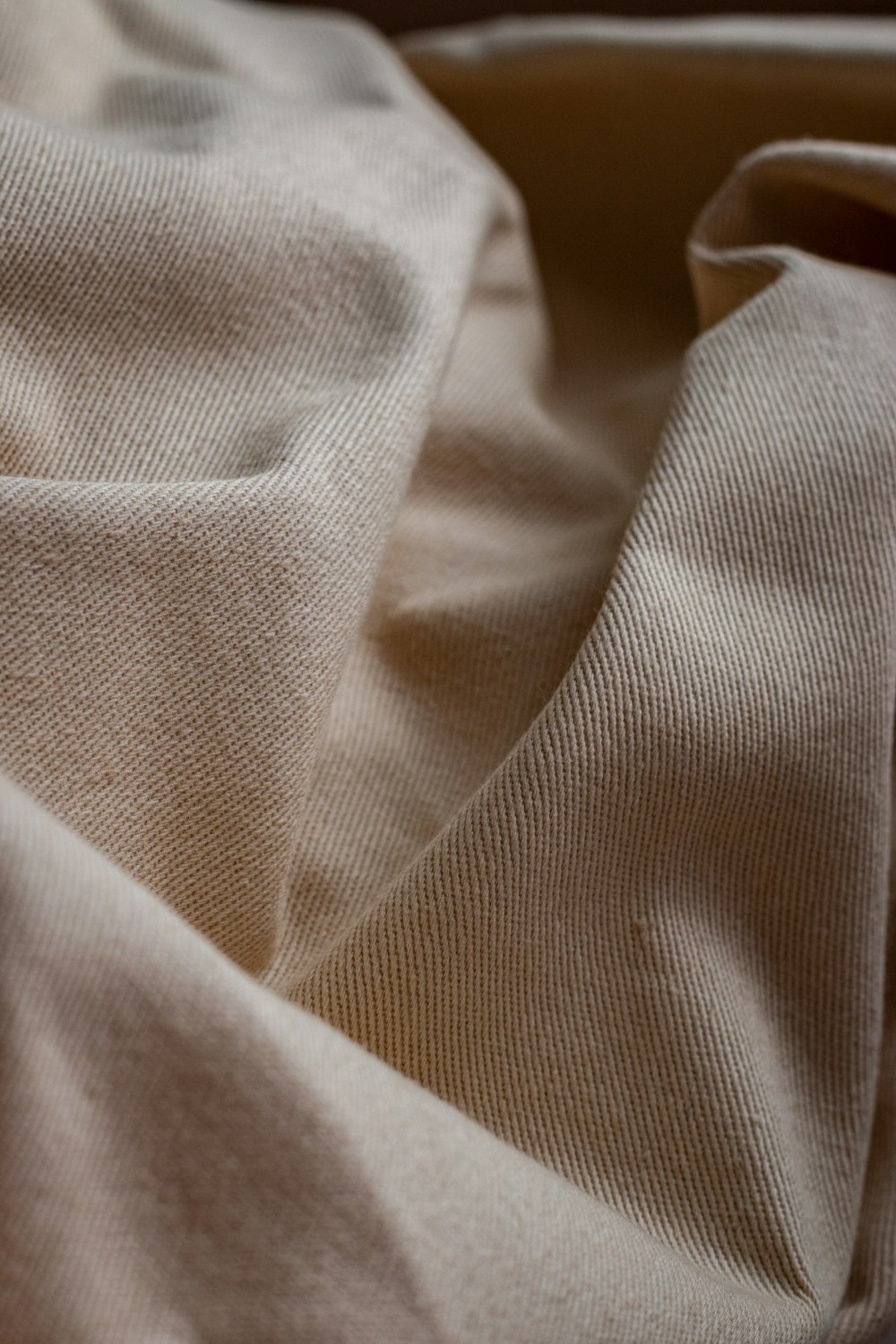 weißes Textil auf braunem Holztisch