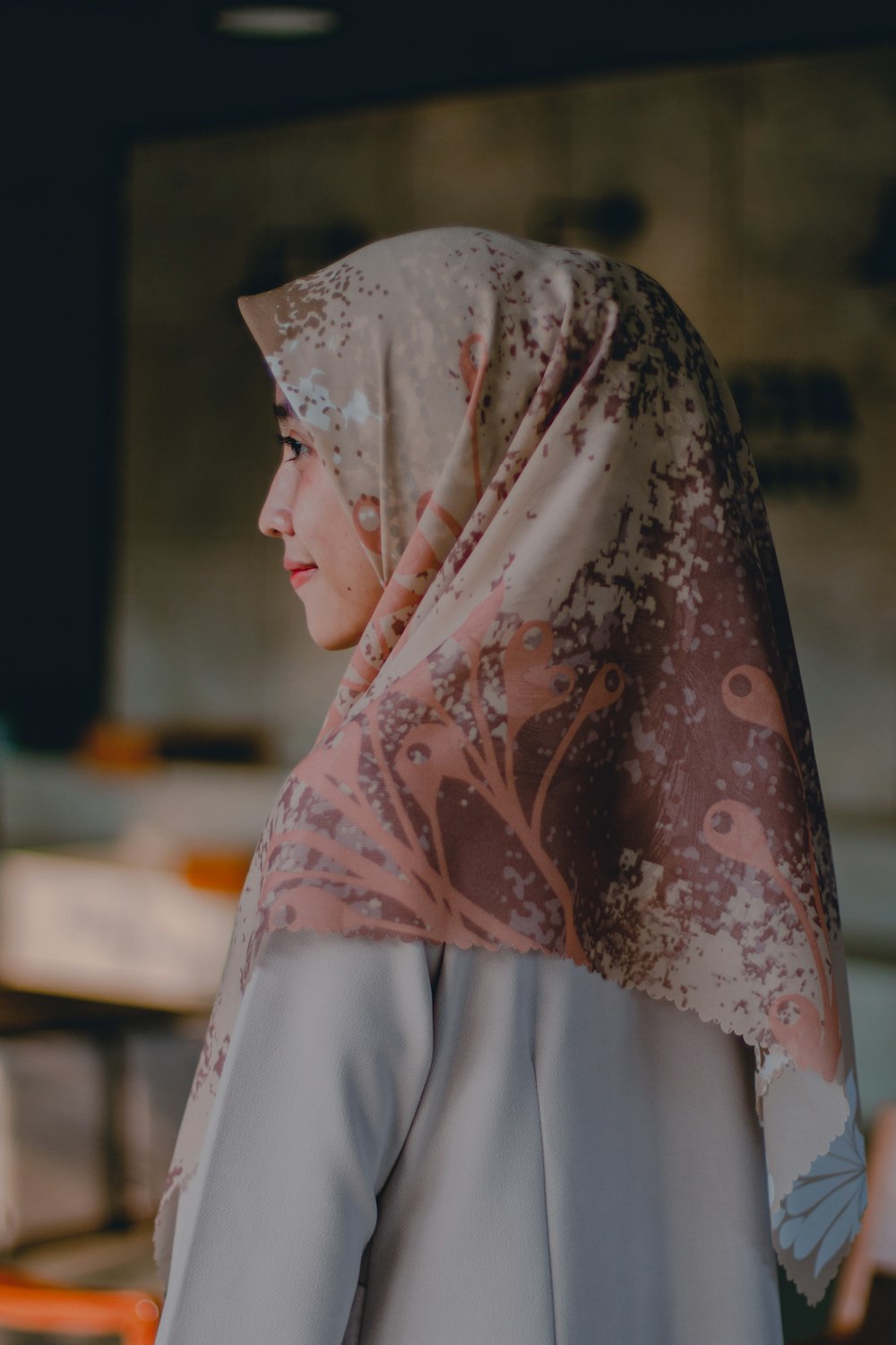 woman in white and pink hijab