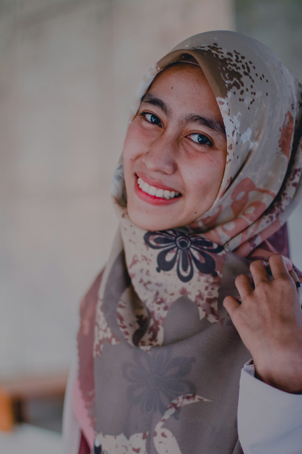 woman in white and red hijab
