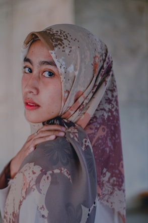 woman in white and brown hijab