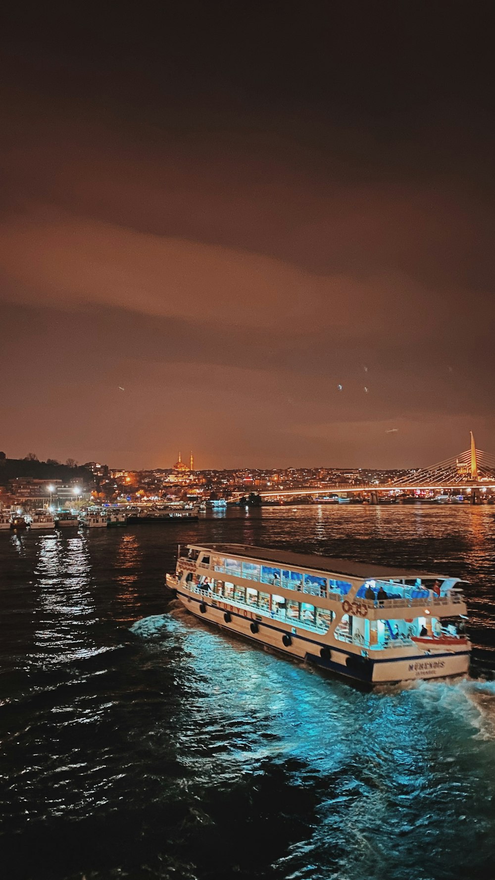 Barco blanco y azul en el agua durante la noche