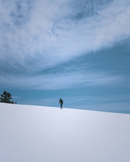Pessoa seguindo caminho aberto sob céu claro
