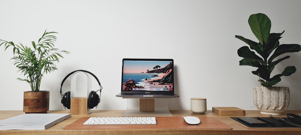 iMac plateado sobre escritorio de madera marrón