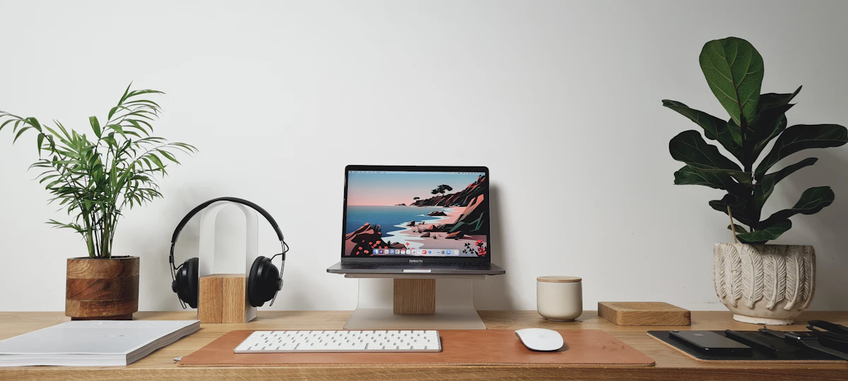 Bureau avec ordinateur pour calculer son salaire net