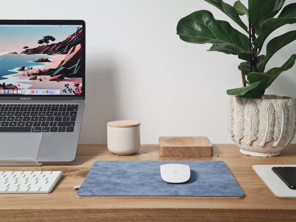 MacBook Pro sur table en bois marron