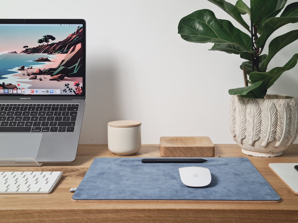 MacBook Pro sobre mesa de madera marrón