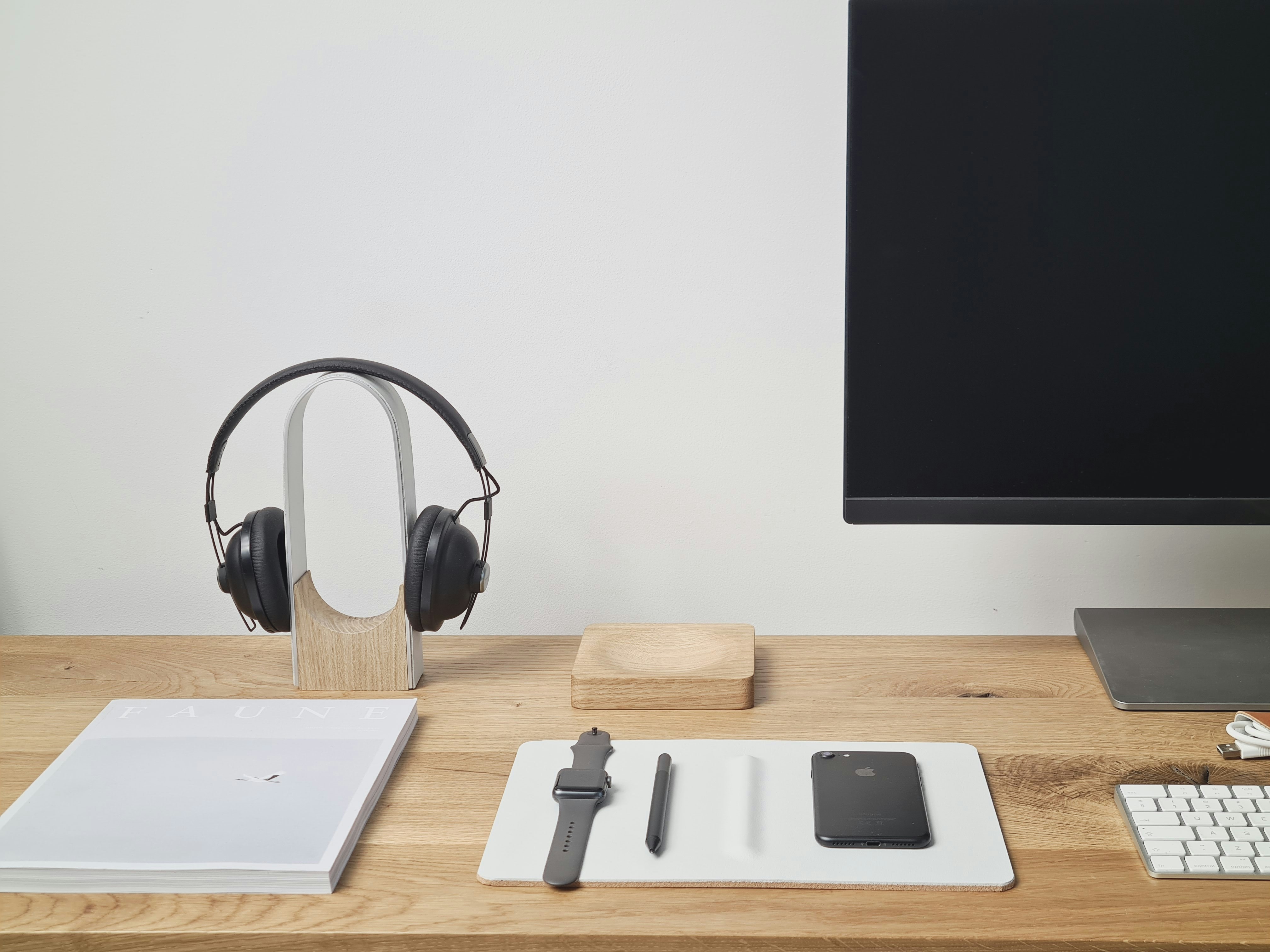 silver imac on brown wooden table