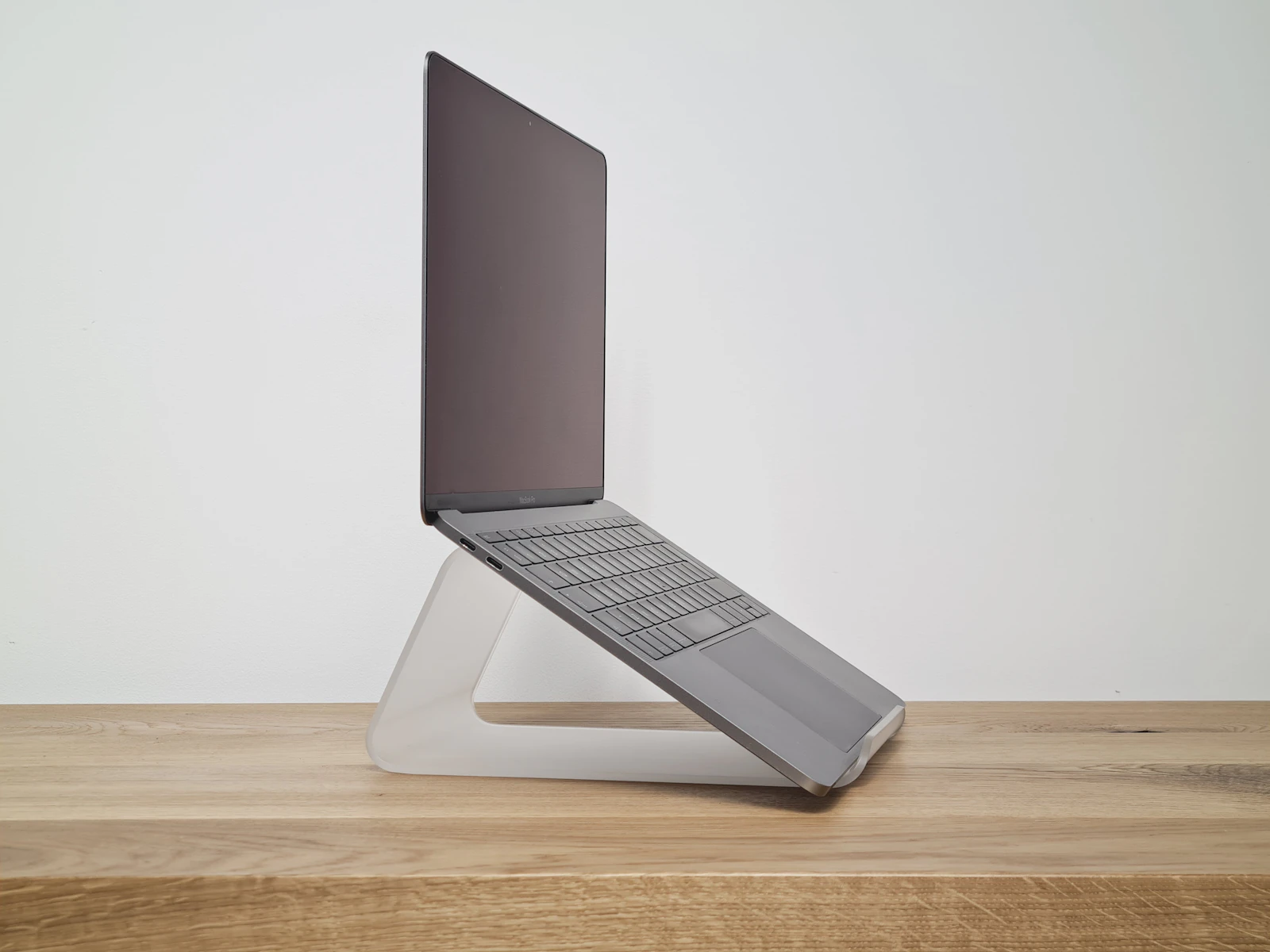 Ordinateur portable posé sur un bureau en bois