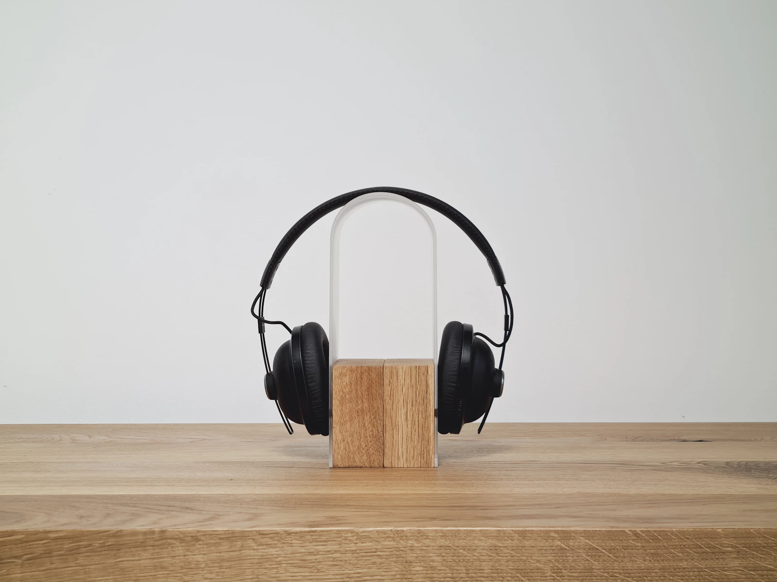 Auriculares descansando en un soporte de madera