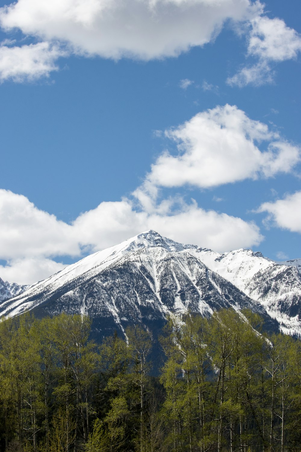 Schneebedeckter Berg unter blauem Himmel tagsüber