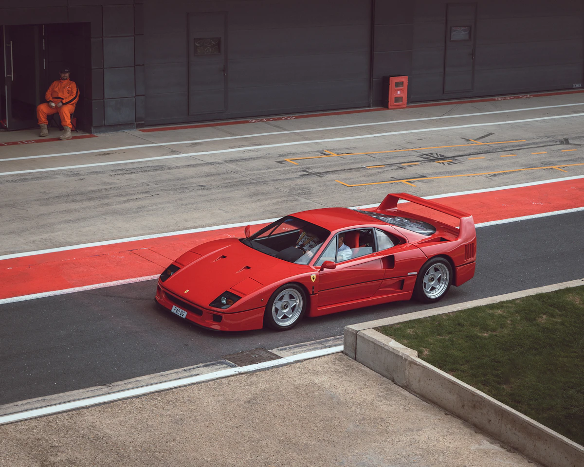Ferrari F40 rossa in pista