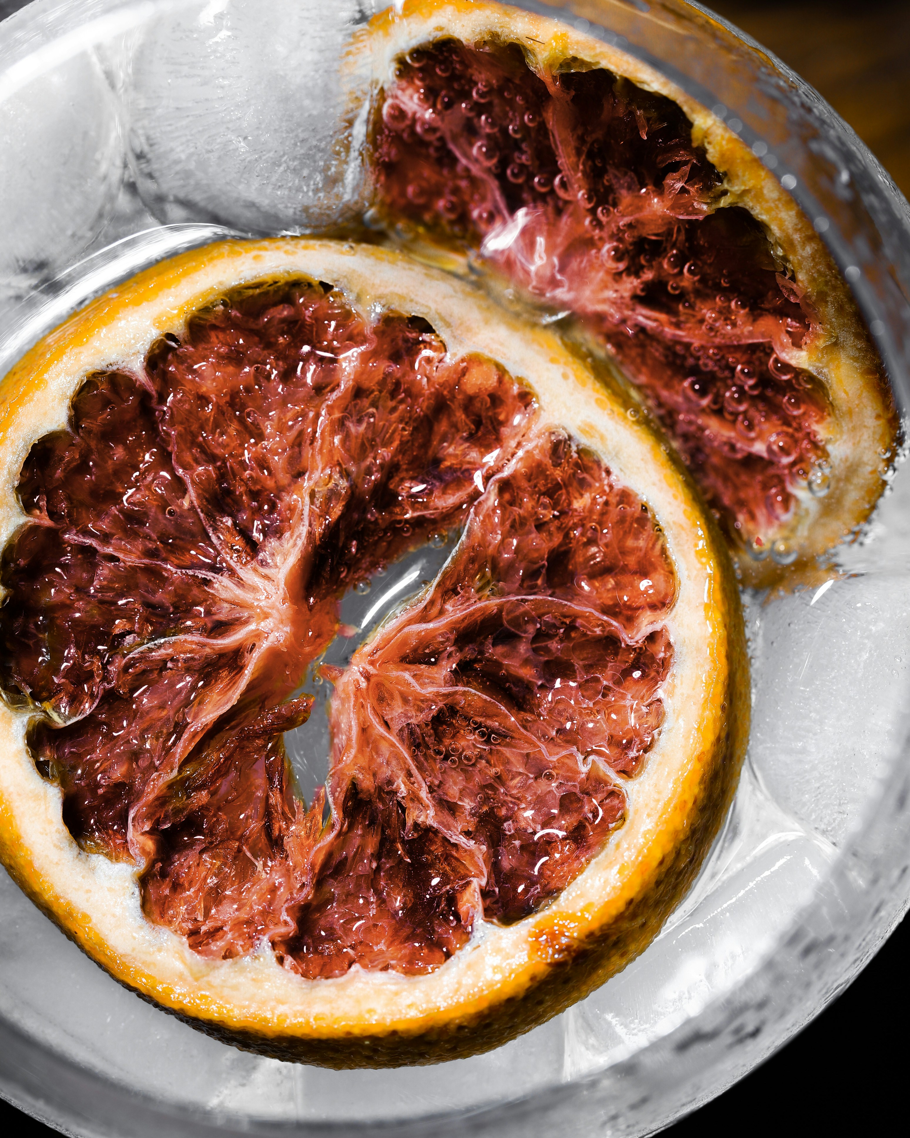 Frutta a fette su piatto di ceramica bianca