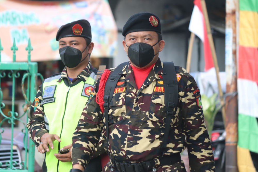 Hombre con uniforme de camuflaje negro y verde