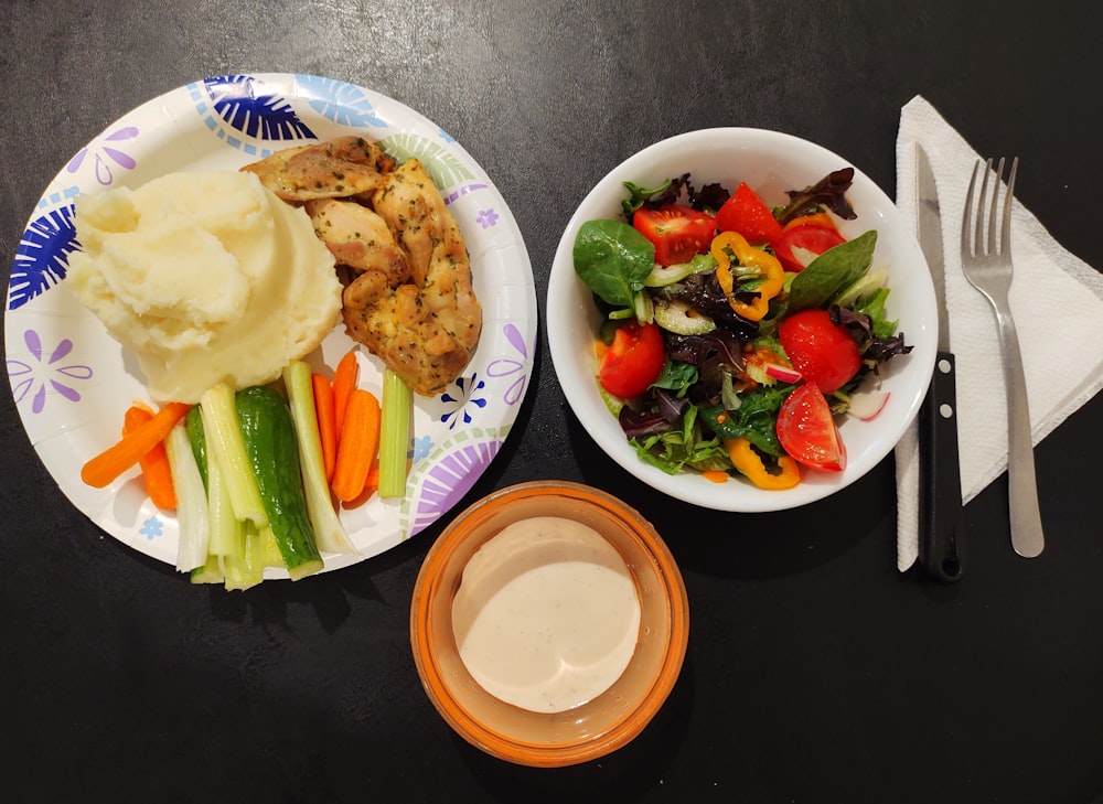 食べ物と白いセラミックボウル