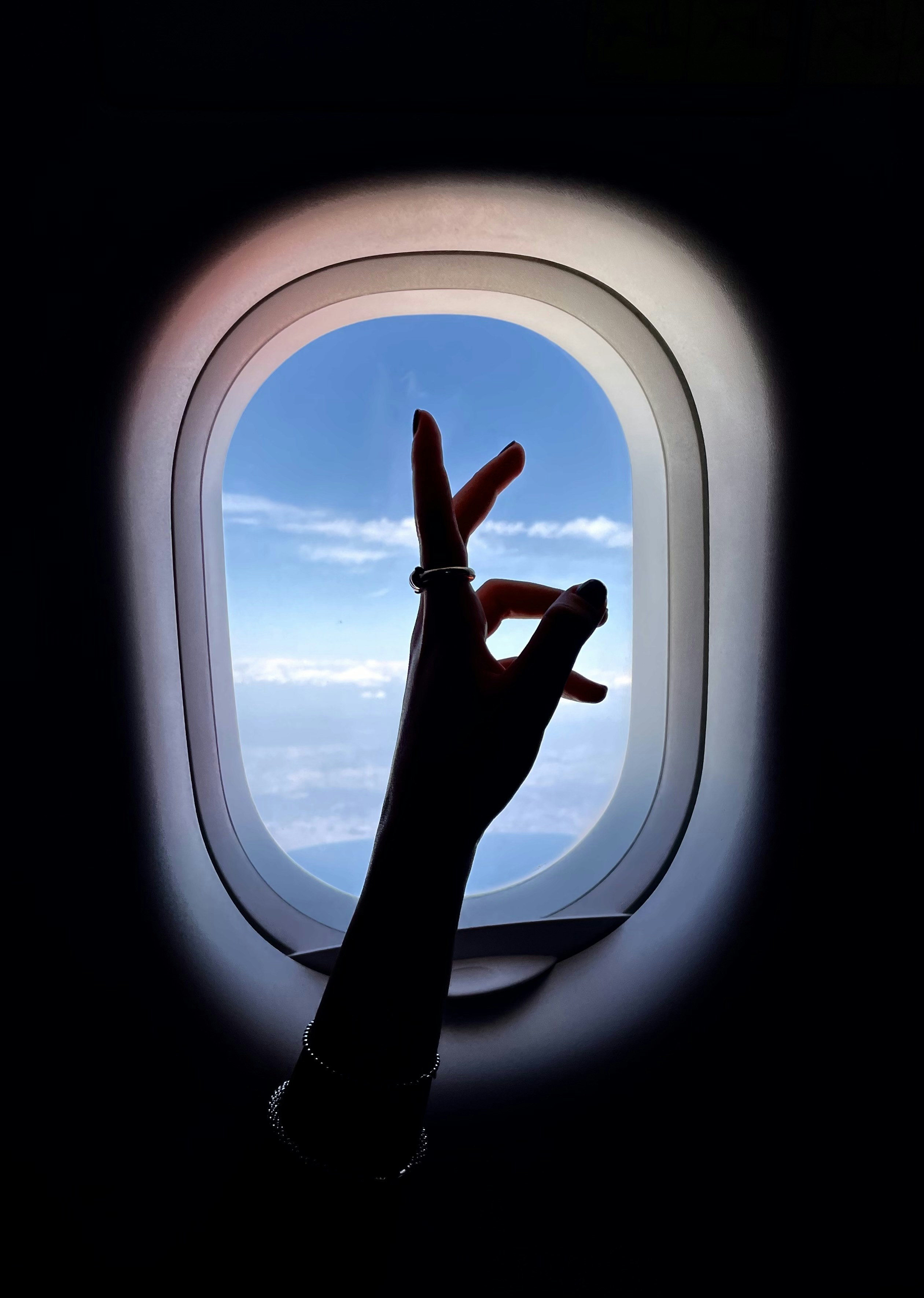 personne dans la fenêtre de l’avion pendant la journée