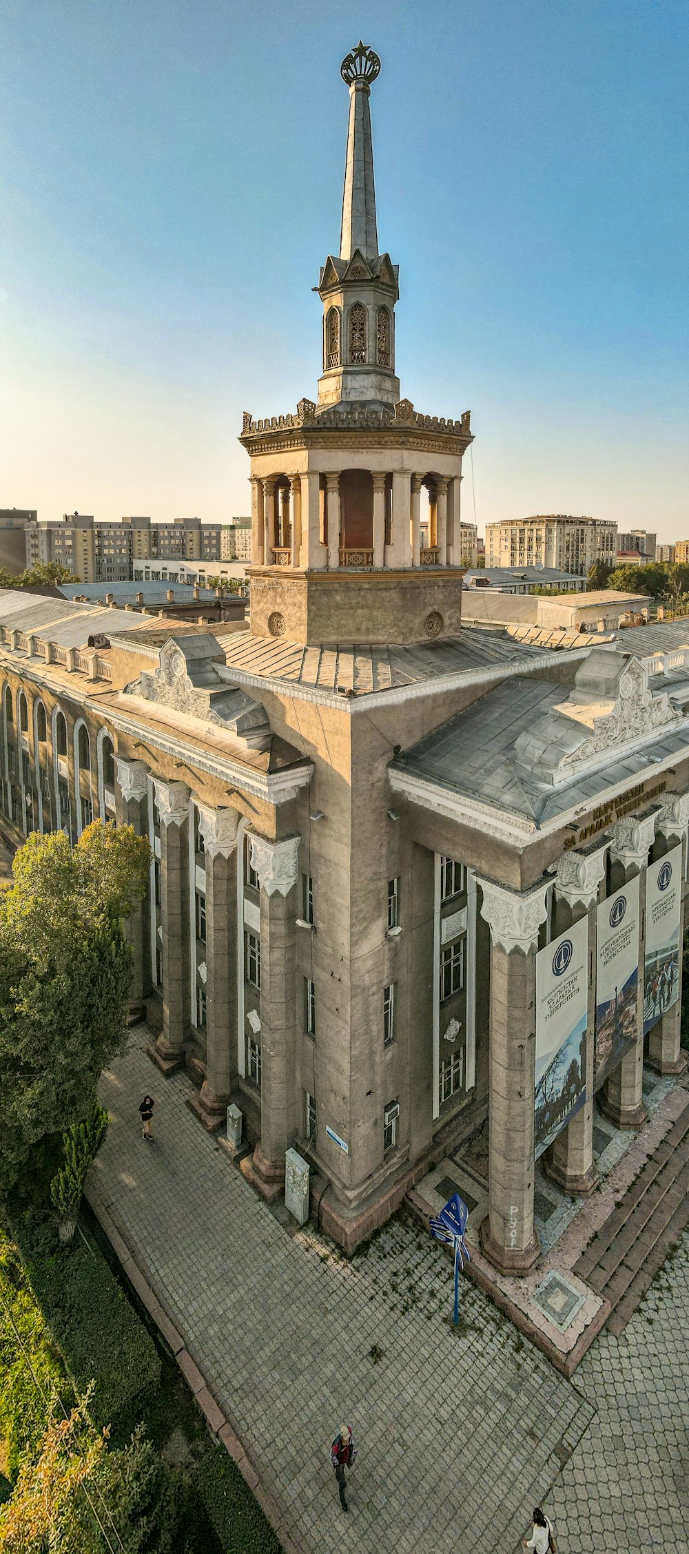 Edificio de hormigón blanco durante el día