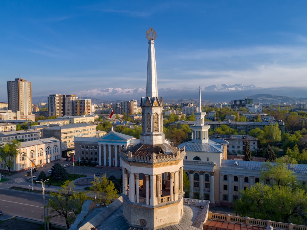 Torre de hormigón blanco cerca de los edificios de la ciudad durante el día