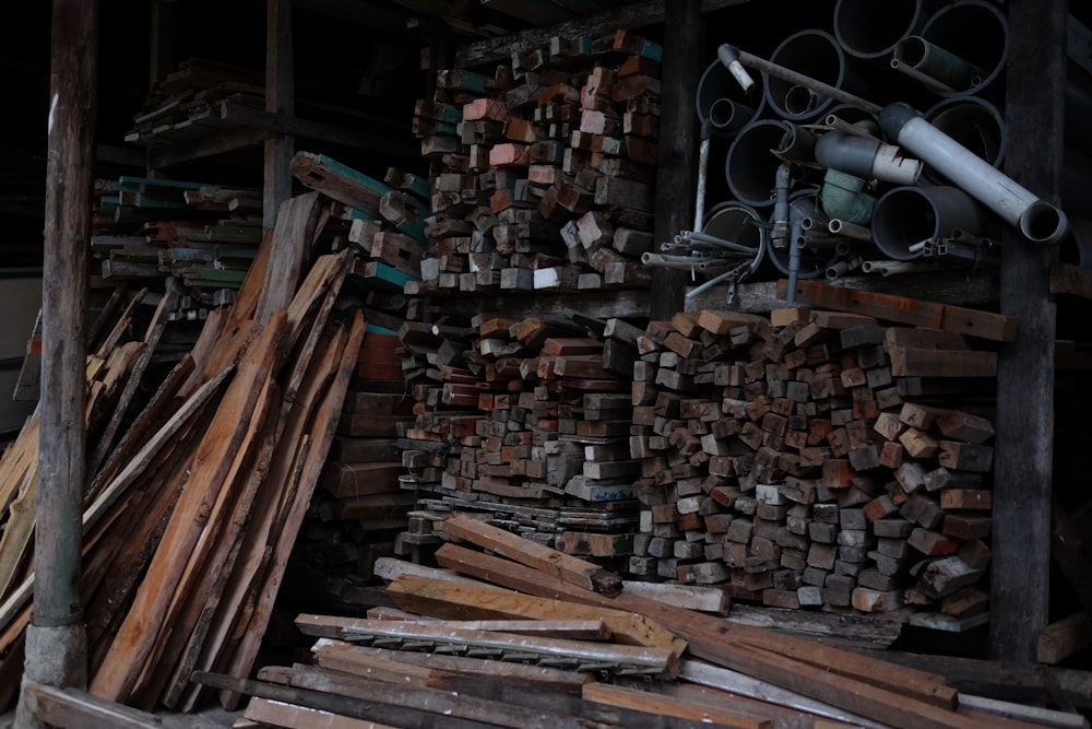 pila de troncos de madera marrón