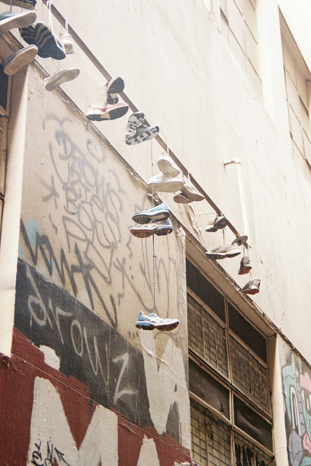 weißes und schwarzes Fahrrad an weißer Wand