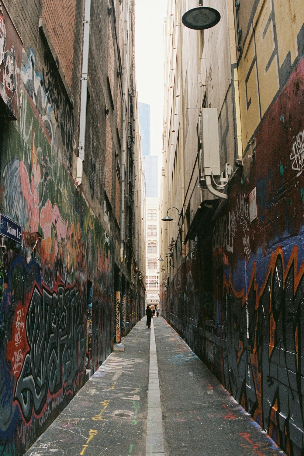 graffiti sur le mur pendant la journée