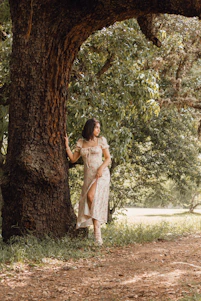Photo of Letícia Rodrigues consulting outdoors surrounded by trees and green spaces.