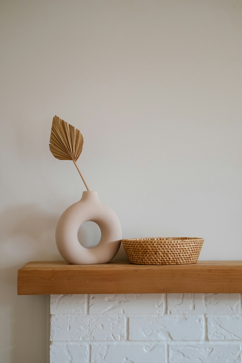 茶色の木製テーブルに白い陶器の花瓶
