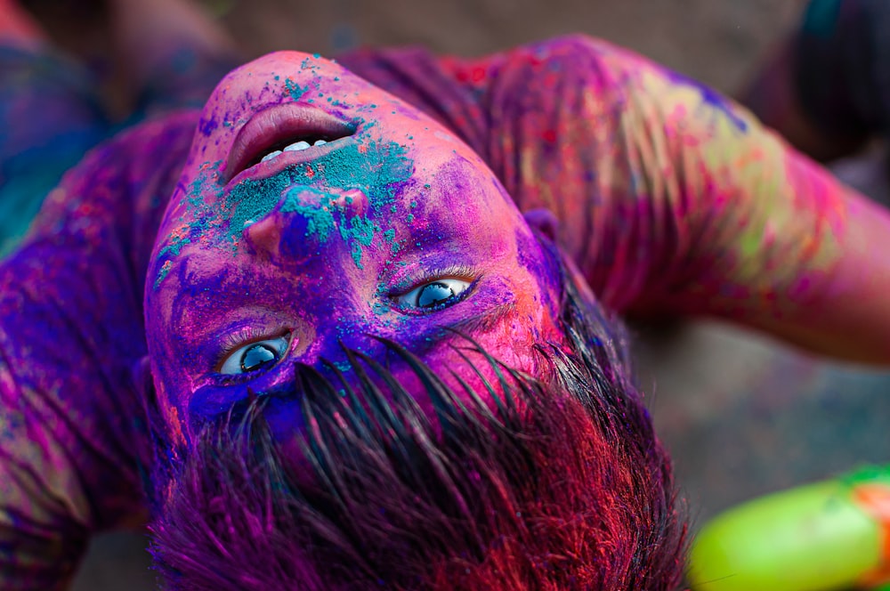 Person mit blauer und roter Gesichtsbemalung