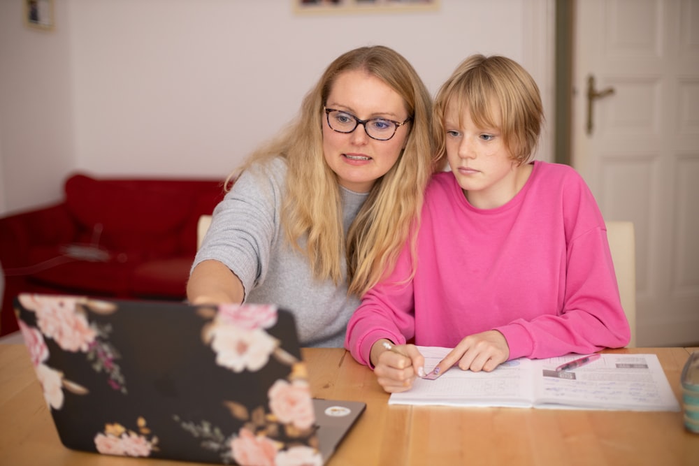 Mädchen im rosa Pullover neben Mädchen im grauen Pullover