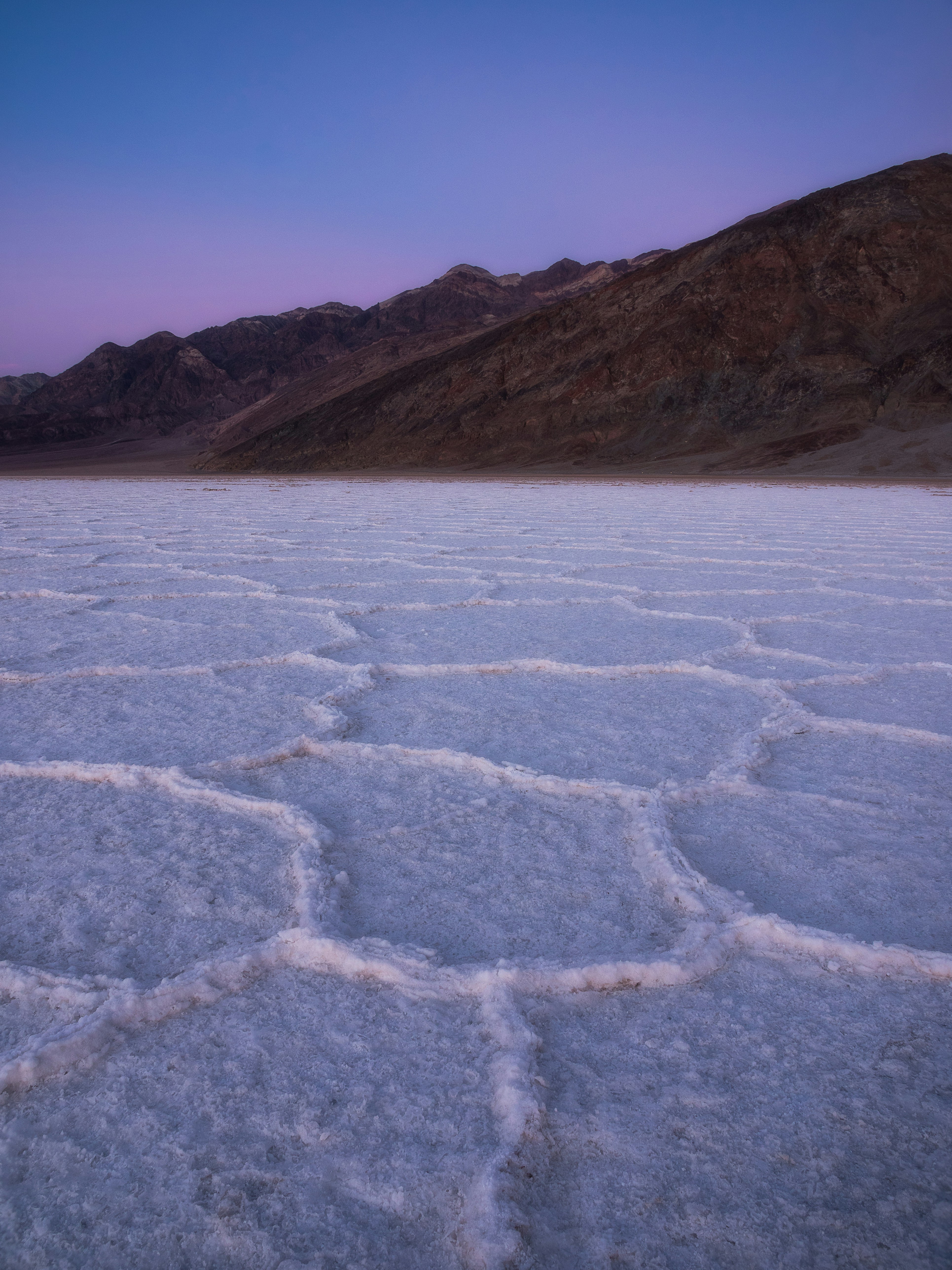 Sol recouvert de neige blanche près de Brown Mountain pendant la journée