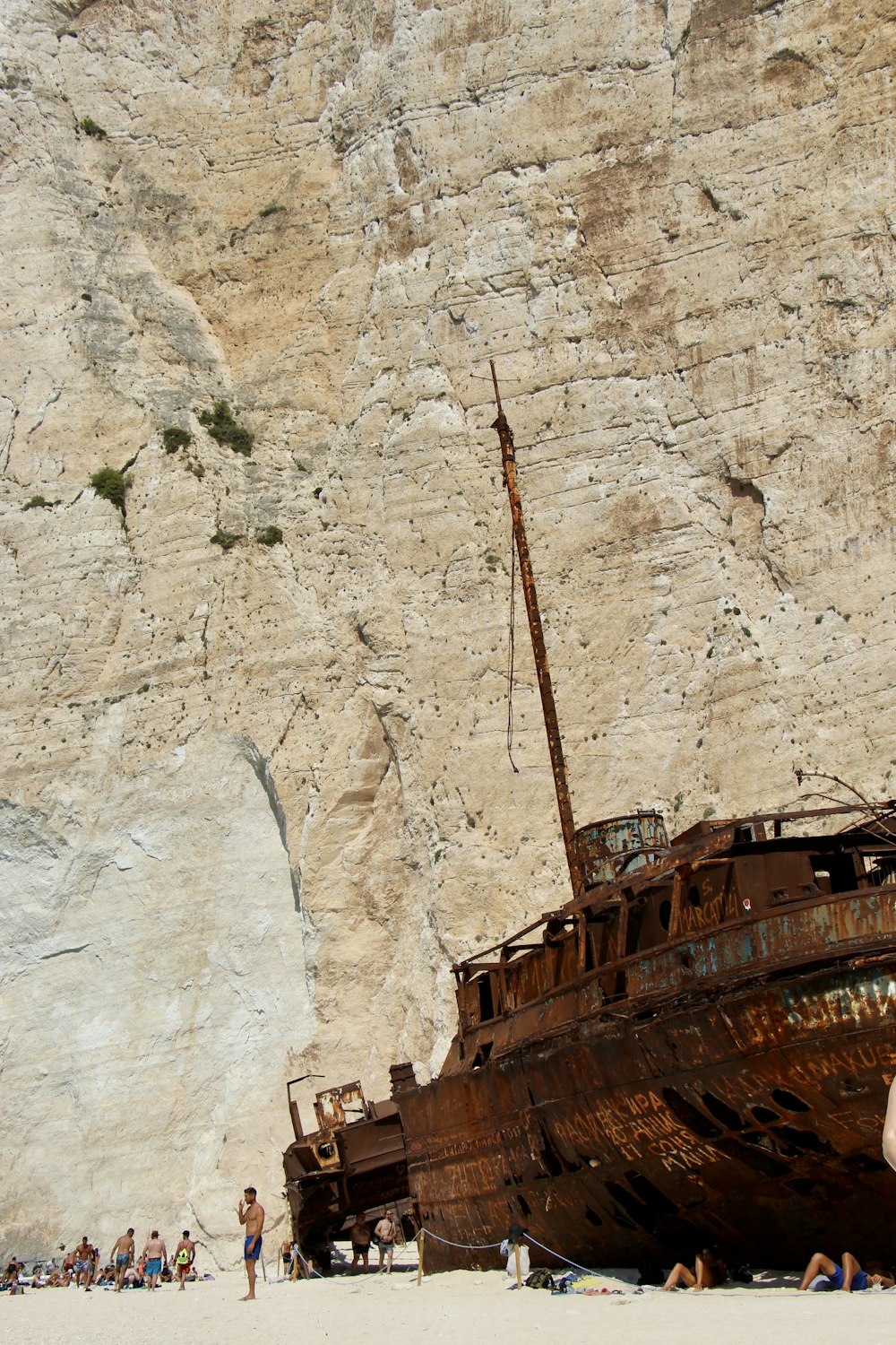 Braunes Holzschiff tagsüber auf brauner Felsformation